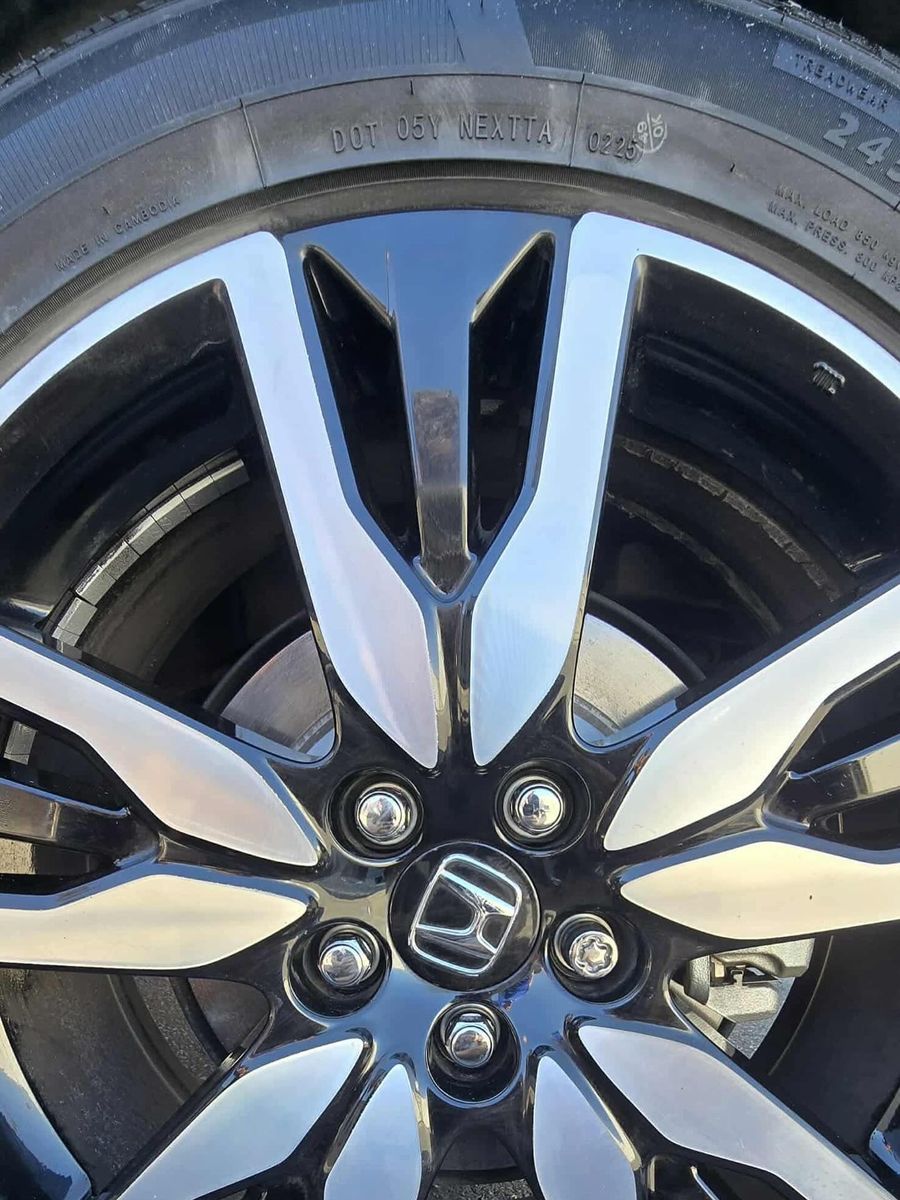 Two-tone Honda wheel after rim scuff repair